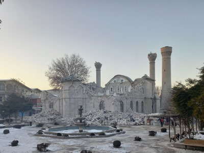 <p><strong>16.</strong> Malatya Yeni Camisinin deprem sonrası görünümü <br /> 	Fotoğraf: K. Güler</p>